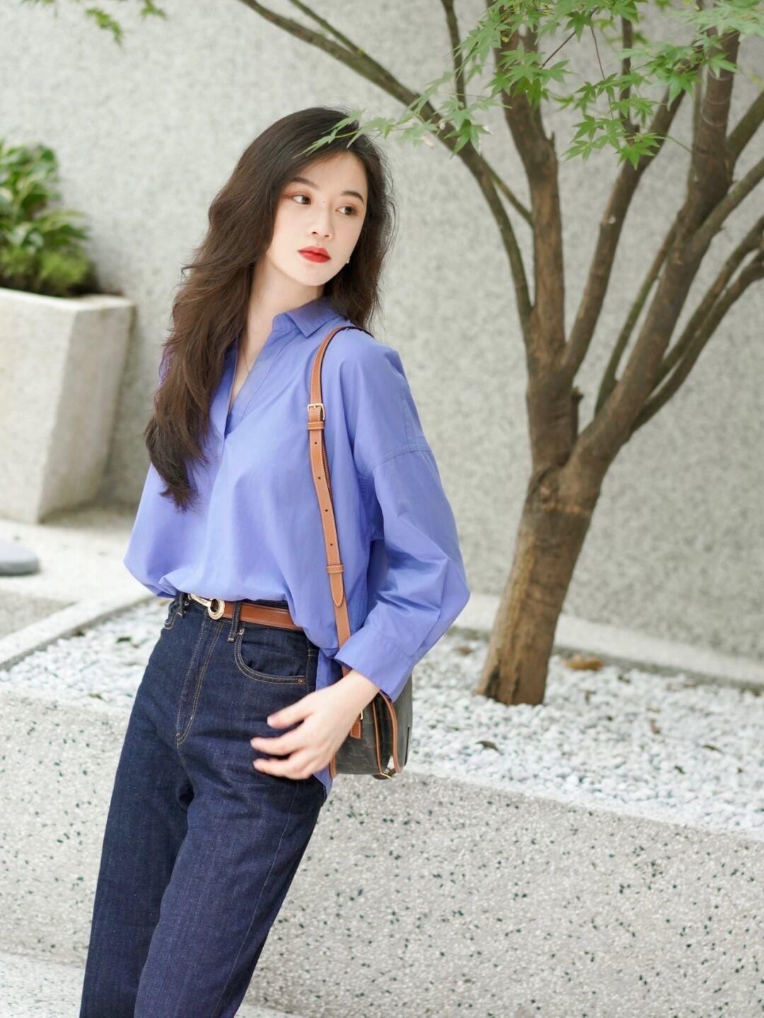 牛仔裤|针织衫选对颜色很重要，浅紫色针织衫+灰色运动裤，温柔又气质