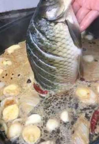 大厨|炖鱼去腥味，用白酒还是料酒？都错了，大厨教你一招，好吃无腥味