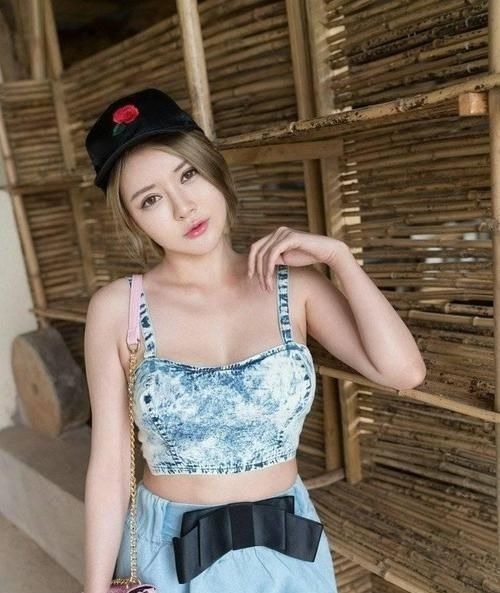 表妹 表妹是个“小发明家”,牛仔裤改成吊带,穿出感性风采