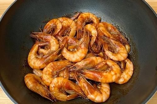 好吃到连虾壳都不放过的油焖大虾！10分钟轻松搞定，酱香浓郁 ，上桌秒光