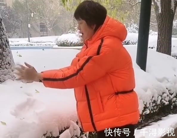 执教|童心未泯！60岁郎平兴奋扔雪球，冷得来回换脚也开心，还做雪饺子