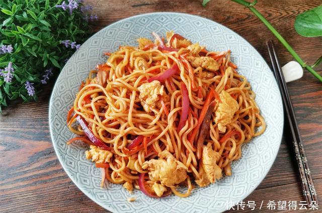 炒面|鸡蛋炒面小技巧,这几步做对了,面条劲道,不粘锅,根根分明清爽