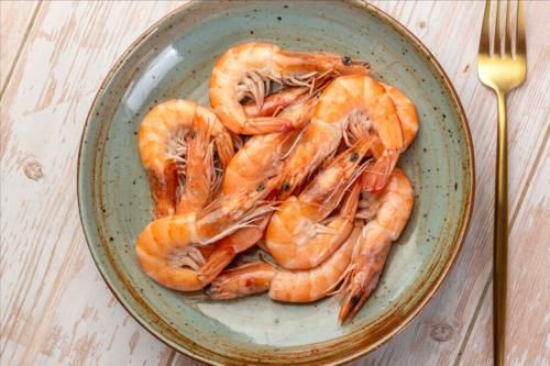 白灼虾|白灼虾,冷水还是热水煮?老渔民教你多做1步,大虾鲜甜无腥味