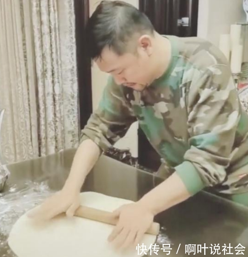 賈冰|從團長到登3次央視春晚，迎娶美女妻子，賈冰背后究竟有什么人