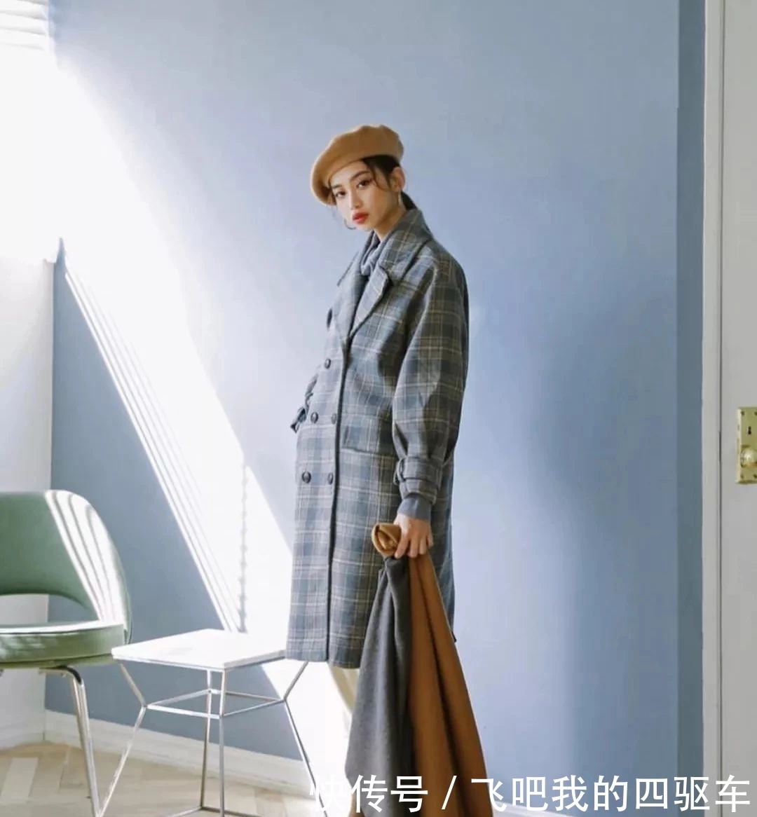 开工大吉高级穿搭!长款格纹大衣+阔腿裤霸气抢镜,帅得不可方物