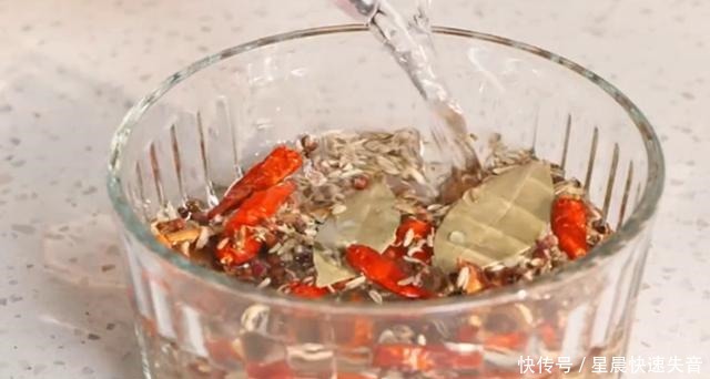 羊蝎子怎么做最经济,看看这个火锅底就全知道了,简单迅捷易上手