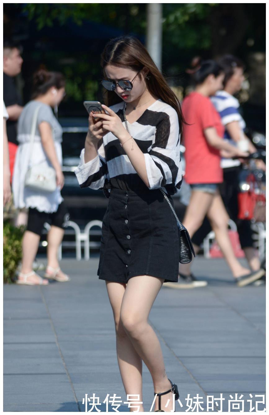 黑色|暗夜时尚:黑色高腰小A裙,搭配高跟凉鞋,显年轻又很新潮的搭配