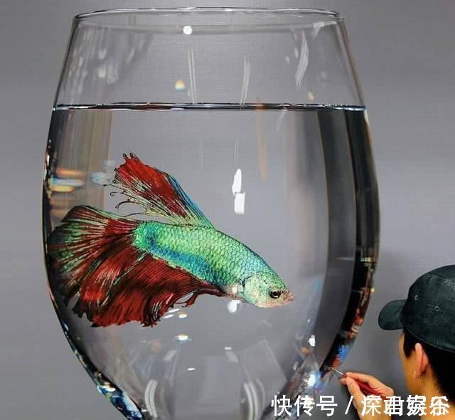 超写实主义@他画了一条金鱼,放大5倍后,网友大呼:相机可以扔了