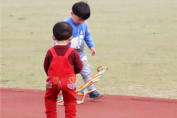 孩子|为什么孩子总是比同龄人矮？不一定是发育晚，对比身高标准表看看