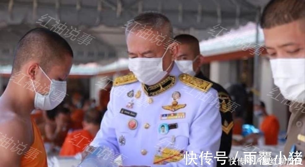 泰王@36岁诗妮娜荣归故里!参加家庭聚会坐C位,接受亲戚们匍匐跪拜