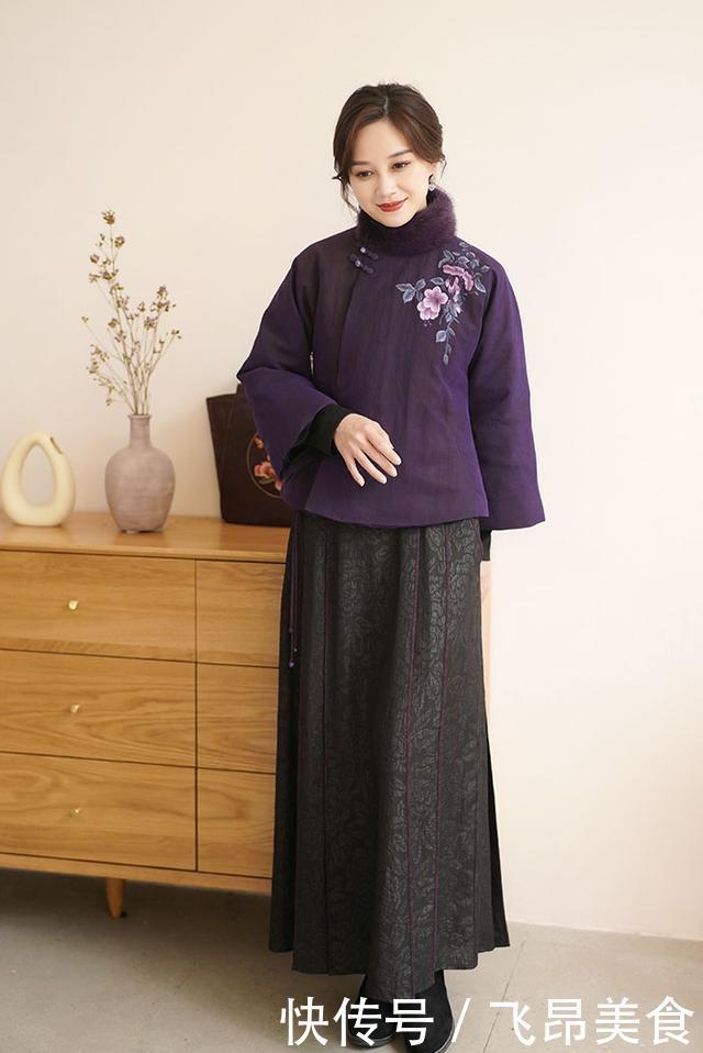 年过50岁的女人，冬天棉衣建议“买短不买长”，这样穿优雅减龄