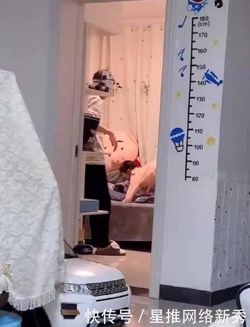 二宝|妹妹进哥哥房间蹭床睡,哥哥拎起来就往外走,网友:这是有多嫌弃