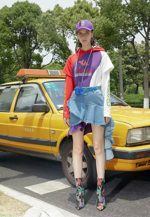 40岁女人别再穿卫衣＋长裤了，今年流行“上长下短”，时髦又减龄