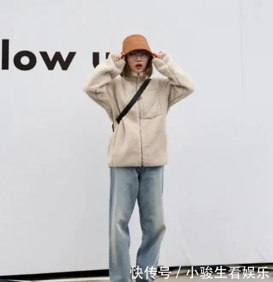 脚踝|今冬有种保暖穿搭叫“厚外套+包脚踝”，时髦显瘦又显高