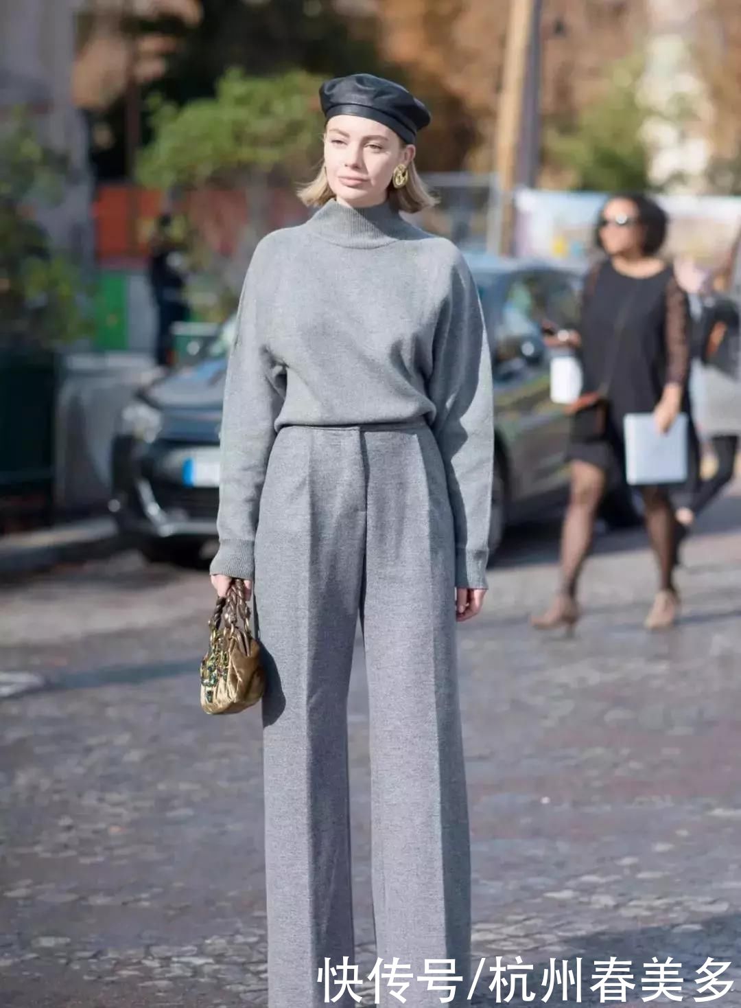 毛衣流行这么塞，修饰腿型还显高5cm