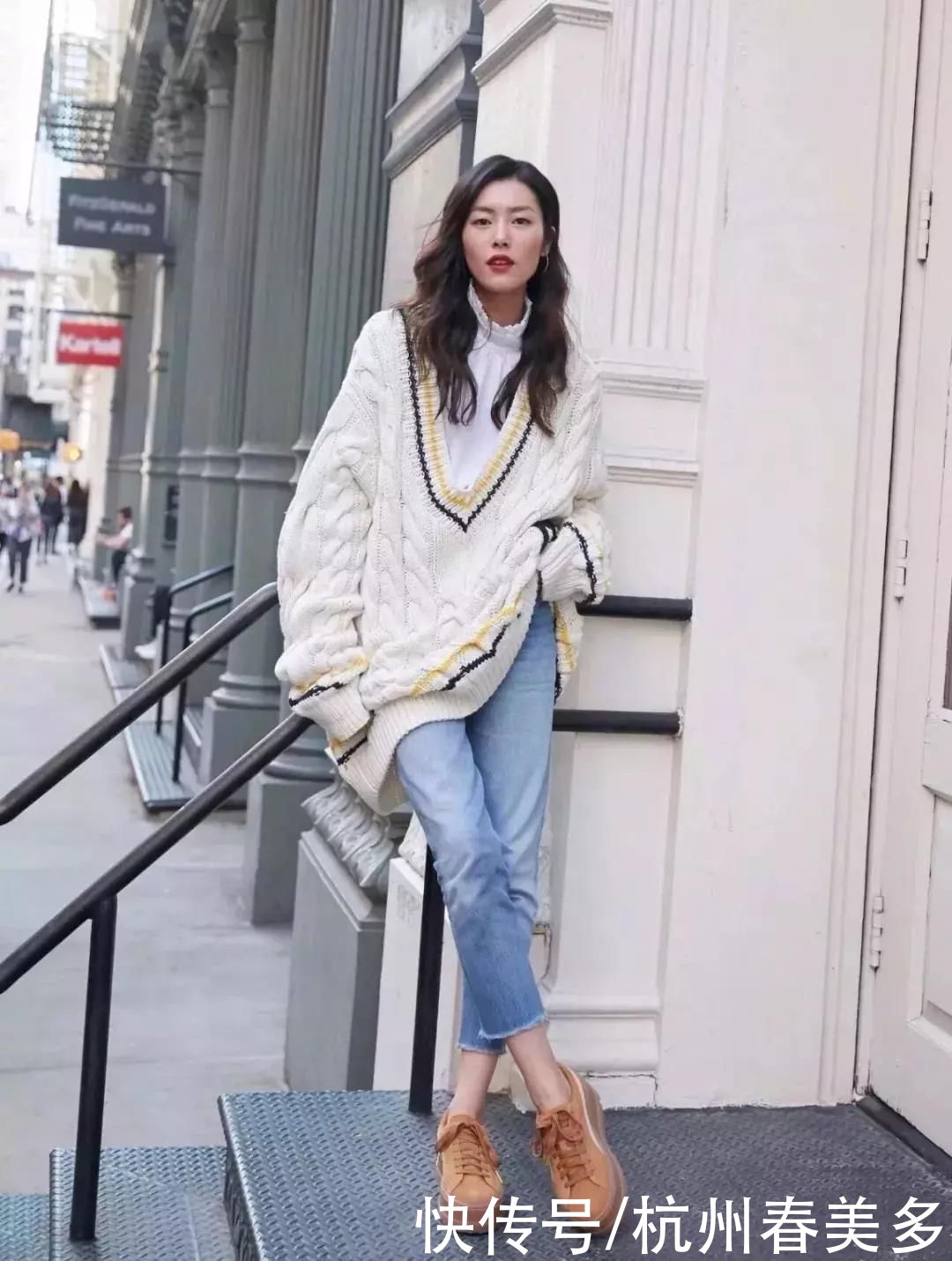 毛衣流行这么塞，修饰腿型还显高5cm