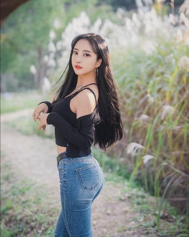 小脚裤|姐姐追求的清新田园风，牛仔修身小脚裤搭配小吊带再合适不过了