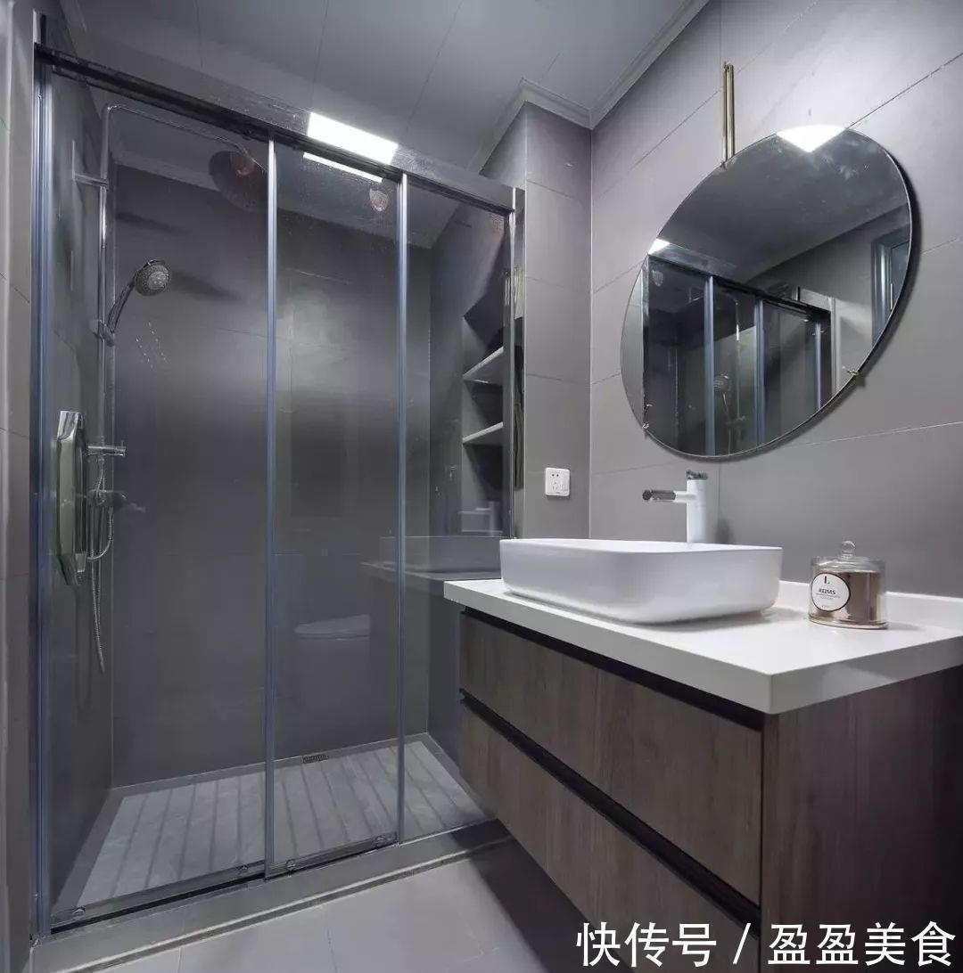 电视背景墙|125平三居室,入户和餐厅的收纳柜好能装,蓝色背景墙也超惊艳