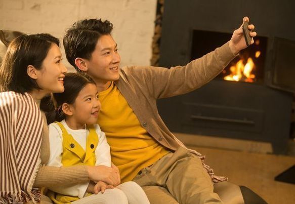 点滴|“不靠谱”爷爷火了,陪孙子打点滴却霸占床位,孩子满脸不知所措