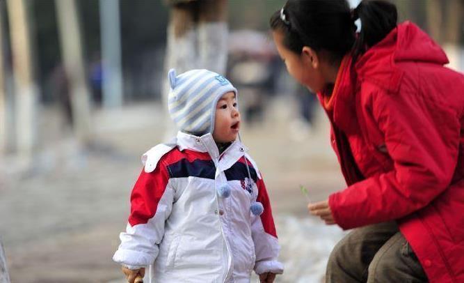 宝妈|二宝欲上前“捣乱”,被姐姐一个“眼神杀”吓退,乖怂表情亮了