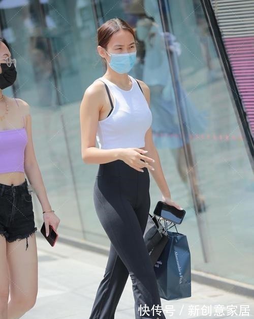 挎包 极简风黑白撞色搭配,简单干净清爽,配上这样的挎包!