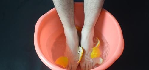  脚后跟干裂脱皮不用愁，教你一个土方法，轻松解决，省钱又实用