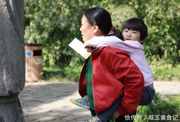 姥姥|大宝给乡下奶奶带，老二给城里姥姥带，3年后俩兄弟的差距比较大