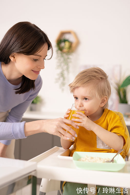 正餐|追着孩子喂饭很头疼？5个方面解决，父母轻松孩子更健康