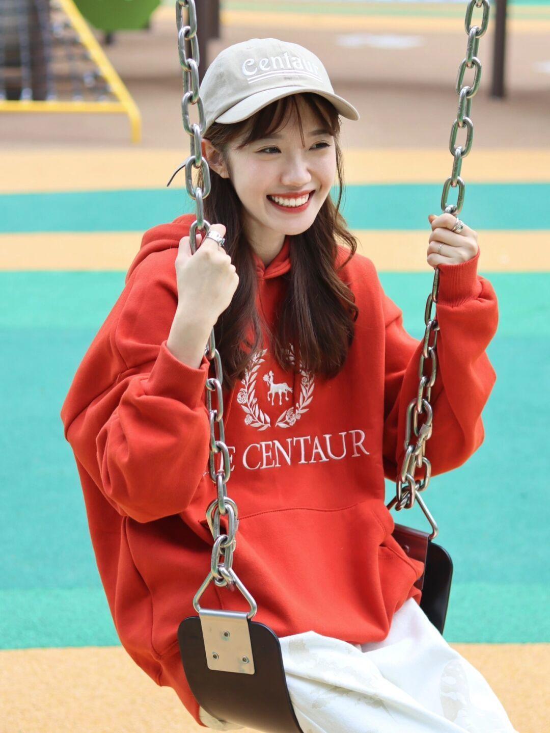 美眉|谁说穿卫衣普通?get这些时髦精必备小技巧,秋季出街告别路人感