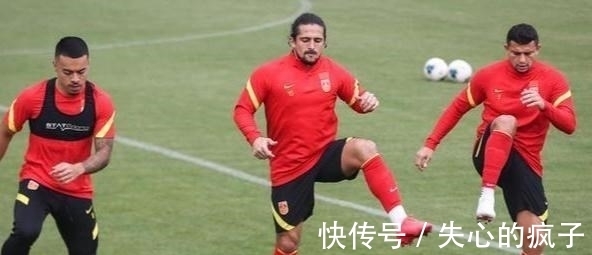 球迷|4场比赛4套阵容,20分钟后没体能,0:2后球迷深夜揪出国足罪人