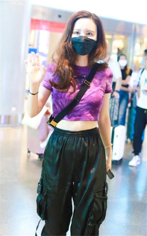 “阔腿裤”大势已去！现开始流行“乘风破浪的裤子”，遮肉又显瘦