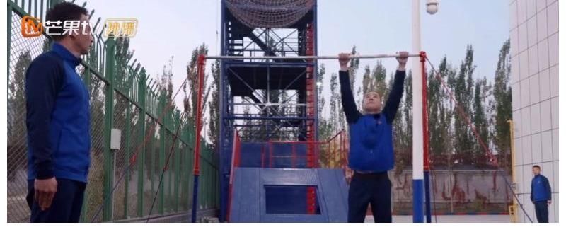 张智霖陈小春做引体向上,网友:标准的“架势十足、实战不行”