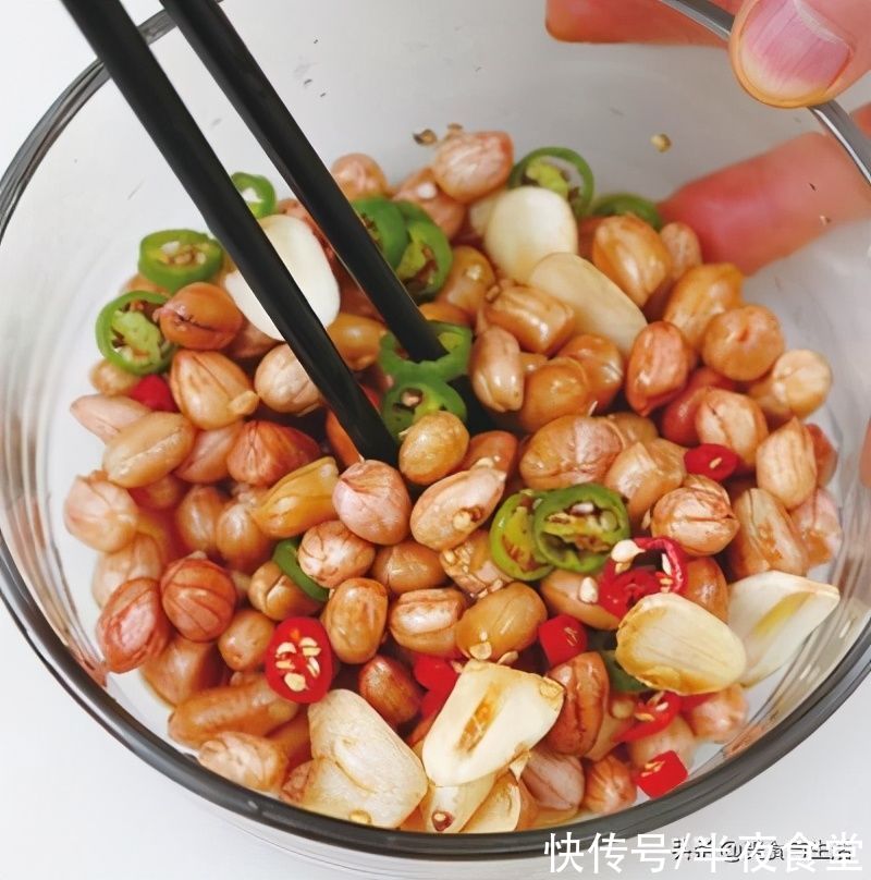  花生米别油炸，换种做法，酸辣香脆，做下酒菜更美味