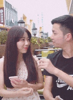 |搞笑GIF：当空姐也不容易啊，下班后没想到是这样子呢