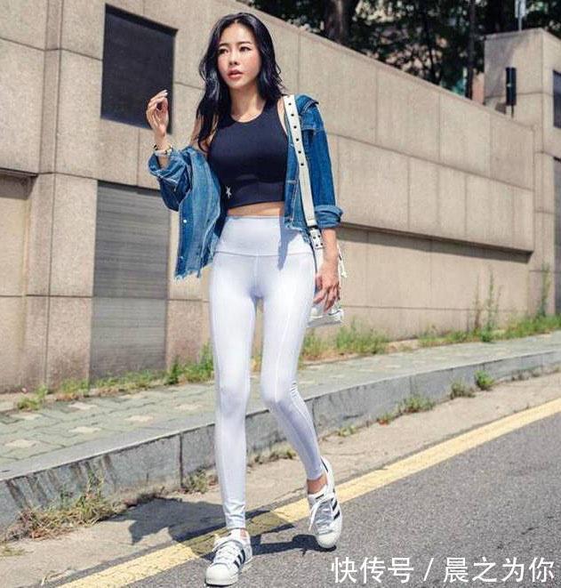 美女 仪态万千的打底裤优雅女孩，网友：穿出来的时尚！