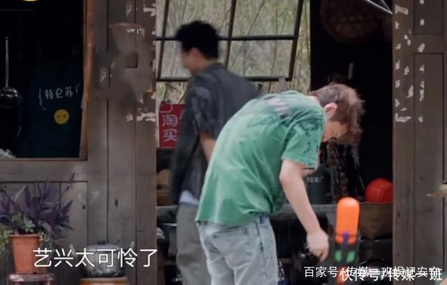 向往生活|《向往生活》名场面，极限男人帮聚头，张艺兴被水枪打得睁不开眼