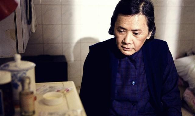 老人|“早知道不生了”,二胎家庭互相推脱责任,老人终被养老院拒收!