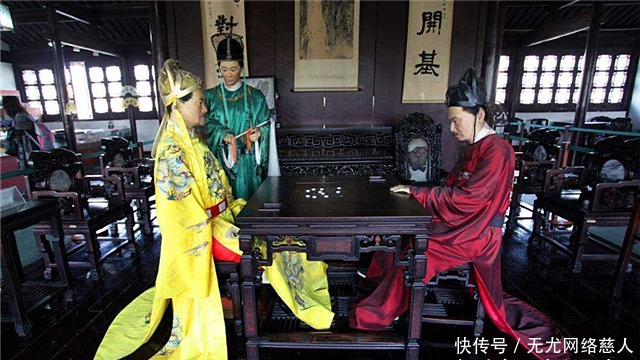 顿时|朱元璋在宫中宴请群臣,席间刘伯温看了一眼酒杯,顿时面色如土