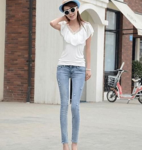 风景线|美女穿搭:紧身牛仔裤秀出好身材,走在街上像美丽的风景线!