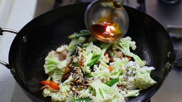 今日惊蛰，大厨教你花菜的家常做法，鲜辣脆嫩又下饭，太好吃了