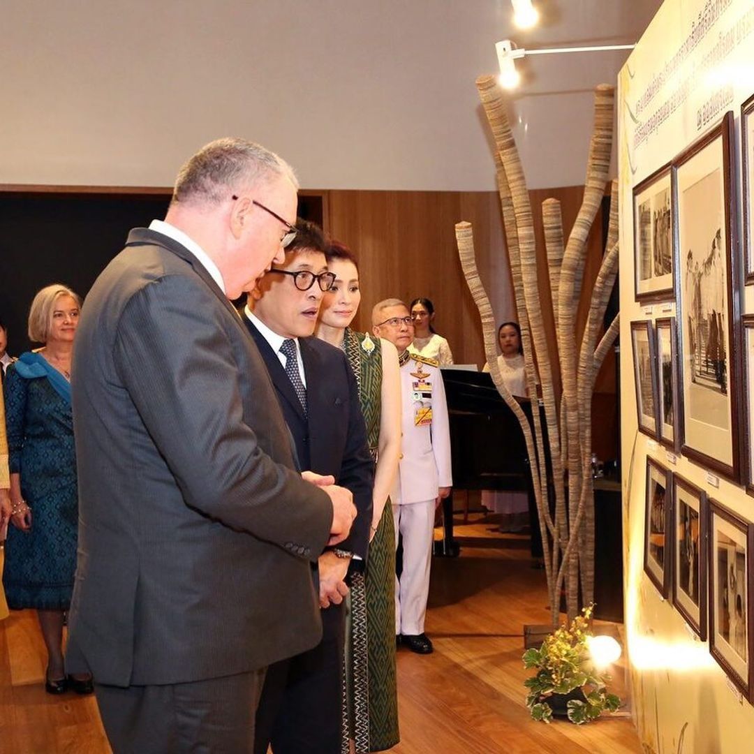 苏提达穿出新意，陪泰王接见外宾全程用外语交流，国宴上出尽风头