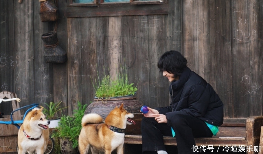 《向往》官微晒深情版海报,全体嘉宾黑衣出镜,张艺兴站位引关注