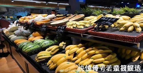 店员|孩子在超市里打碎一盒鸡蛋，店员要求10倍赔偿，母亲的做法被称赞