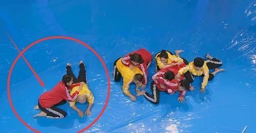 华晨宇|关晓彤趴包贝尔身上,谁注意她腿咋放的?网友:一看就是有男友的人