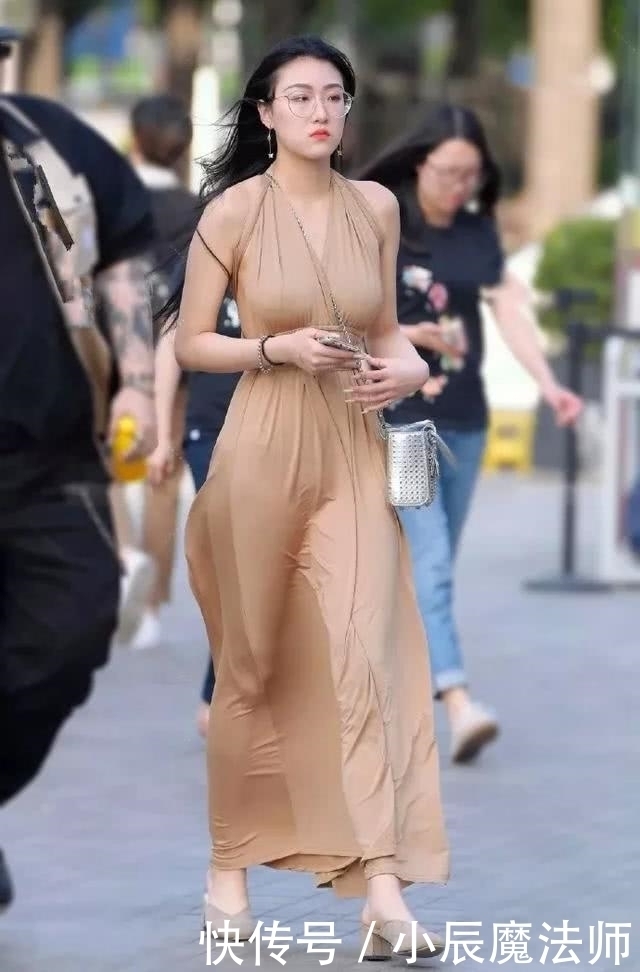 显高|路人街拍,美女白色开衫搭配红色休闲裤,非常的显高