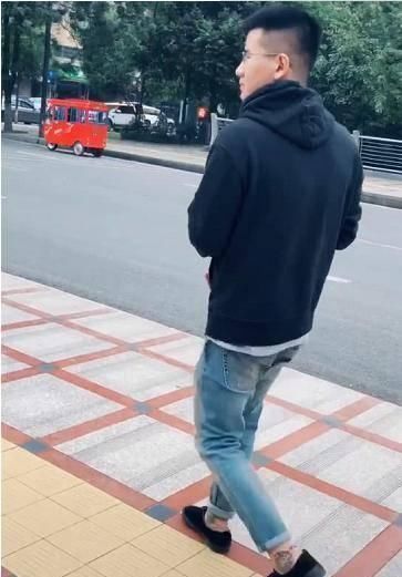 姿势|“淡定奶爸”街上抱孩子走红,旁边阿姨眼神亮了这是亲生的