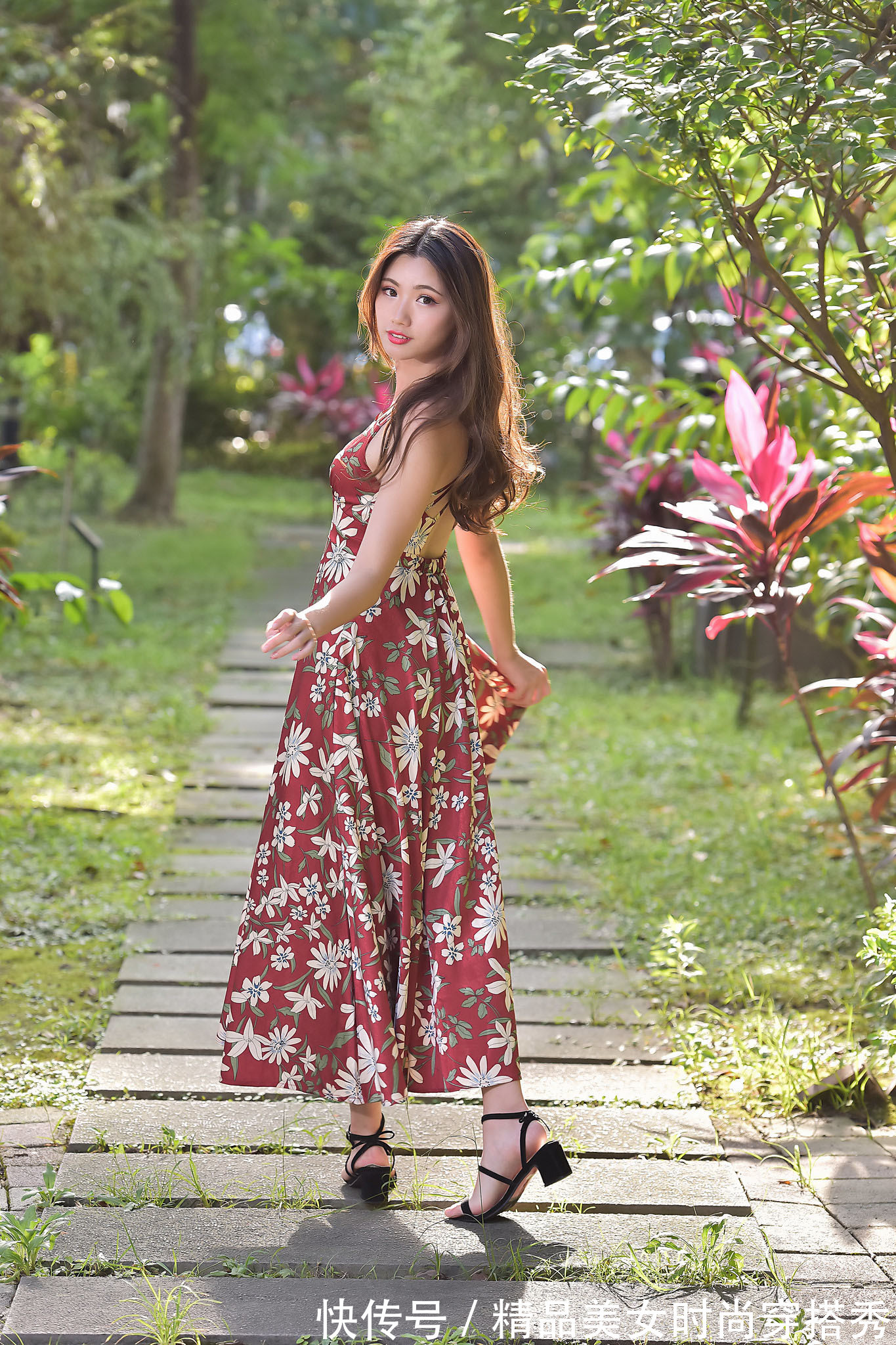 裙摆|碎花的吊带连衣裙,明亮的黄色很是显眼,很显活泼靓丽