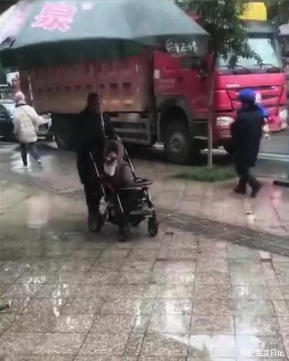 爷爷的“豪华婴儿车”火了，挡雨遛娃俩不误：想要这样的爷爷