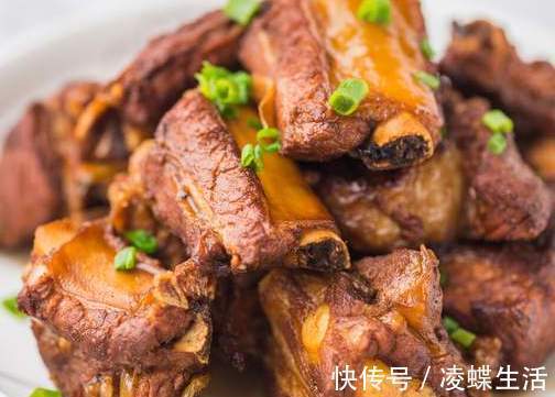 肋排|排骨不要只挑粗的买,老师傅教你3个妙招,挑到的排骨新鲜又好吃