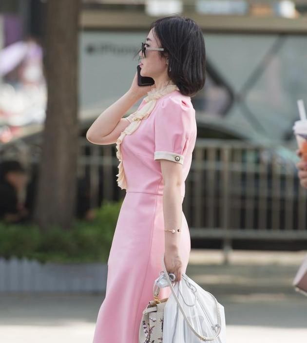 连衣裙的打扮好看又是上镜，展现女神的自信，好看又不简单